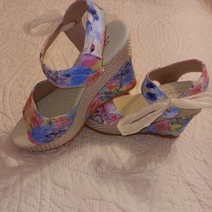 Floral Print Espadrilles NWOT Size 7.5 Sandal Shoe Sparkle